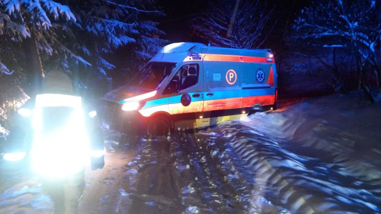 Karetka jadąca do&nbsp;pacjenta utknęła w&nbsp;rowie
