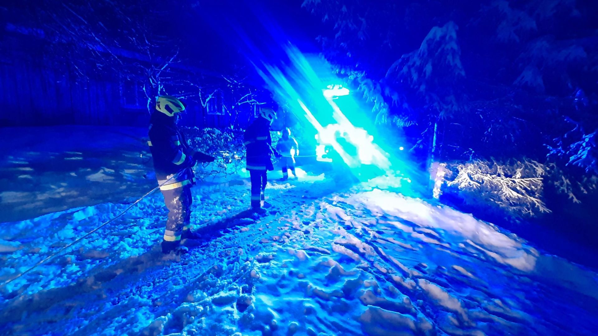 Karetka jadąca do pacjenta utknęła w rowie - Polskie Radio Rzeszów