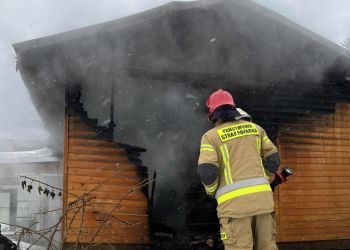 Pożar budynku gospodarczego w&nbsp;Jasienicy Rosielnej. Sześć zastępów straży w&nbsp;akcji