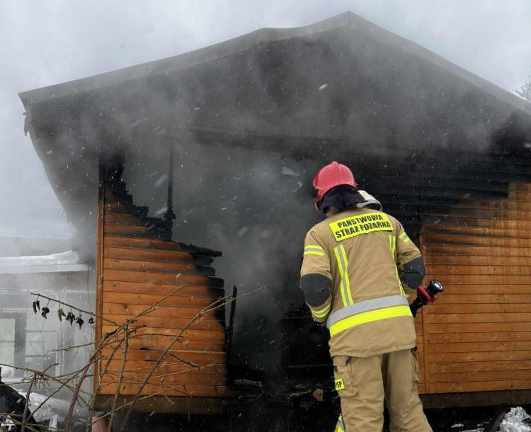 Pożar budynku gospodarczego w&nbsp;Jasienicy Rosielnej. Sześć zastępów straży w&nbsp;akcji