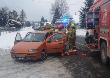 [ZDJĘCIA] Wypadek na&nbsp;drodze wojewódzkiej nr&nbsp;887 w&nbsp;Humniskach. Dwie osoby poszkodowane