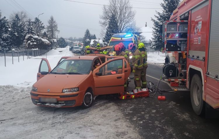[ZDJĘCIA] Wypadek na&nbsp;drodze wojewódzkiej nr&nbsp;887 w&nbsp;Humniskach. Dwie osoby poszkodowane