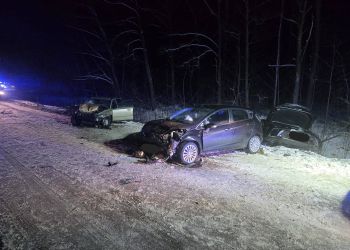[ZDJĘCIA] Wypadek w&nbsp;Czarnowcu. Droga powiatowa zablokowana po&nbsp;zderzeniu trzech aut