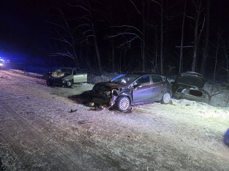 [ZDJĘCIA] Wypadek w&nbsp;Czarnowcu. Droga powiatowa zablokowana po&nbsp;zderzeniu trzech aut