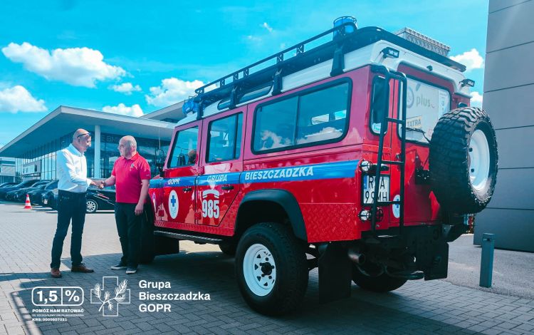 Czerwony Land Rover GOPR wrócił do służby w Bieszczadach. Pomogli darczyńcy 1 - Polskie Radio Rzeszów Czerwony Land Rover GOPR wrócił do służby w Bieszczadach. Pomogli darczyńcy
