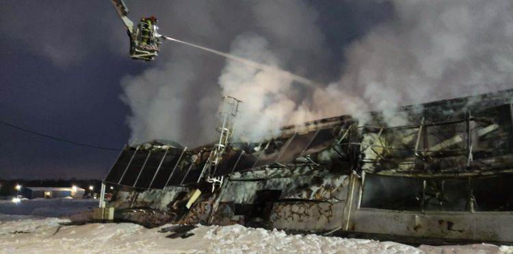 Pożar w&nbsp;Zagórzu. Hala produkcyjna całkowicie objęta ogniem [AKTUALIZACJA, ZDJĘCIA, WIDEO]