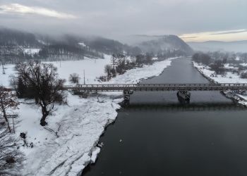 Zatory lodowe na&nbsp;podkarpackich rzekach. Służby monitorują sytuację