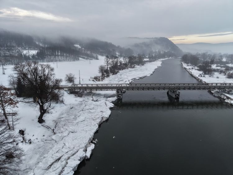 Zatory lodowe na&nbsp;podkarpackich rzekach. Służby monitorują sytuację