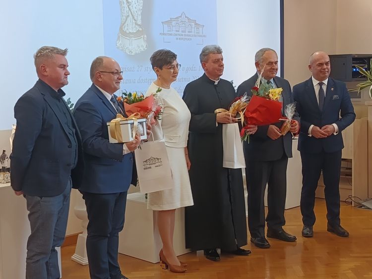 Unikatowa kolekcja porcelany sakralnej w Ropczycach 1 - Polskie Radio Rzeszów Unikatowa kolekcja porcelany sakralnej w Ropczycach - Polskie Radio Rzeszów