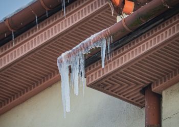 Śnieg na&nbsp;dachach to&nbsp;realne zagrożenie. Strażacy przypominają o&nbsp;obowiązkowym odśnieżaniu