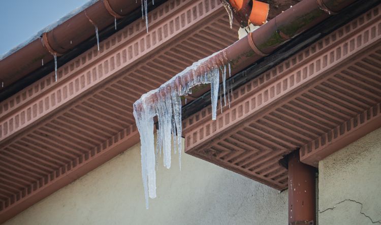 Śnieg na&nbsp;dachach to&nbsp;realne zagrożenie. Strażacy przypominają o&nbsp;obowiązkowym odśnieżaniu
