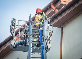 [ZDJĘCIA] Usuwanie sopli z&nbsp;dachu. Rzeszowscy strażacy w&nbsp;akcji