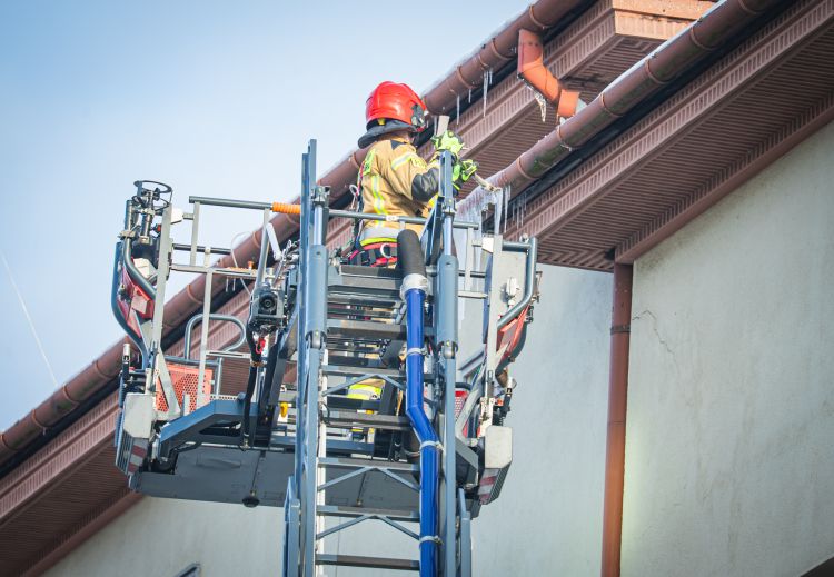 [ZDJĘCIA] Usuwanie sopli z&nbsp;dachu. Rzeszowscy strażacy w&nbsp;akcji