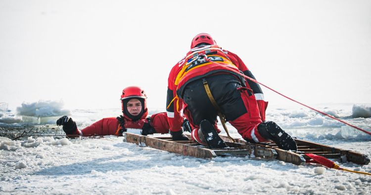 [ZDJĘCIA] Pokazy ratownictwa wodnego i&nbsp;lodowego na&nbsp;Żwirowni w&nbsp;Rzeszowie