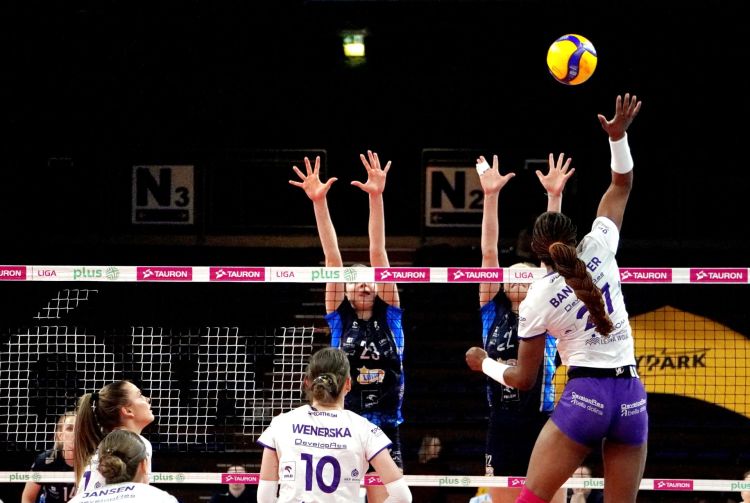 DevelopRes Rzeszów rozpoczął starcie z&nbsp;Chemikiem Police. Lider Tauron Ligi walczy o&nbsp;kolejne zwycięstwo [LIVE]