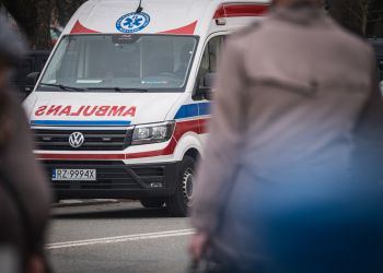 Skok 13-latka z&nbsp;prowizorycznej skoczni skończył się poważnym wypadkiem