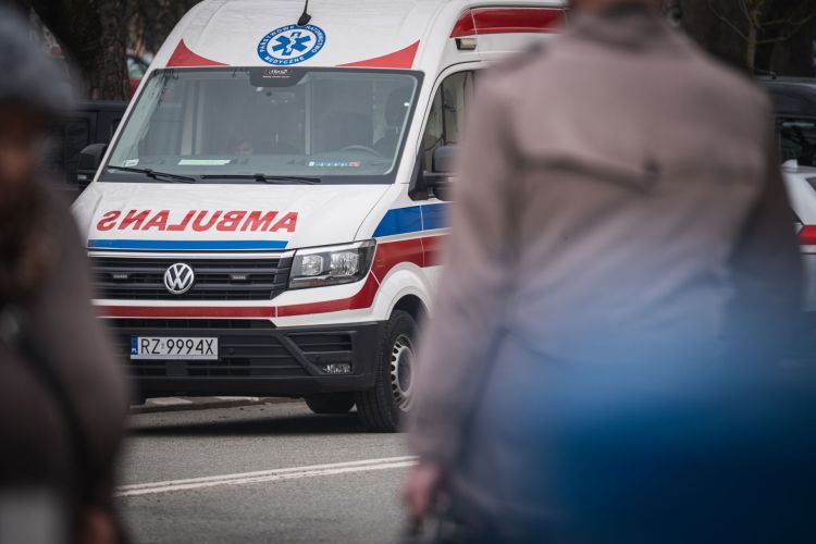 Skok 13-latka z&nbsp;prowizorycznej skoczni skończył się poważnym wypadkiem