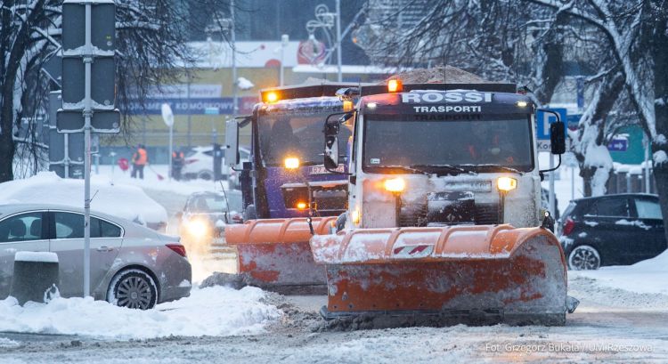 Kilkadziesiąt pługów walczy ze&nbsp;śniegiem w&nbsp;stolicy Podkarpacia