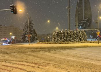 [ZDJĘCIA, WIDEO] Zima w&nbsp;natarciu, zasypane drogi, miejskie ulice i&nbsp;chodniki