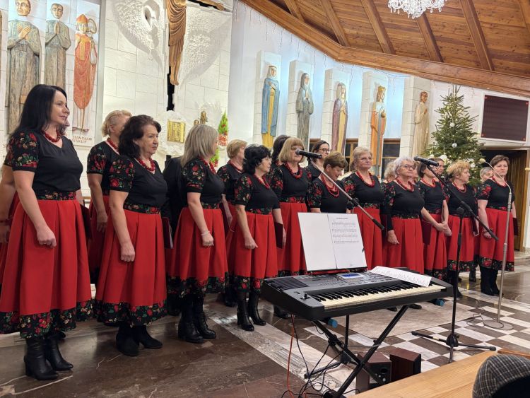 [ZDJĘCIA] „Mogielnickie kolędowanie” po&nbsp;raz ósmy. Muzyczne spotkanie w&nbsp;kościele w&nbsp;Mogielnicy