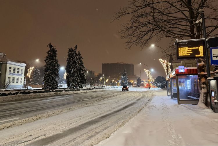 Silny śnieg na&nbsp;Podkarpaciu. IMGW podtrzymuje ostrzeżenia, trudne warunki na&nbsp;drogach