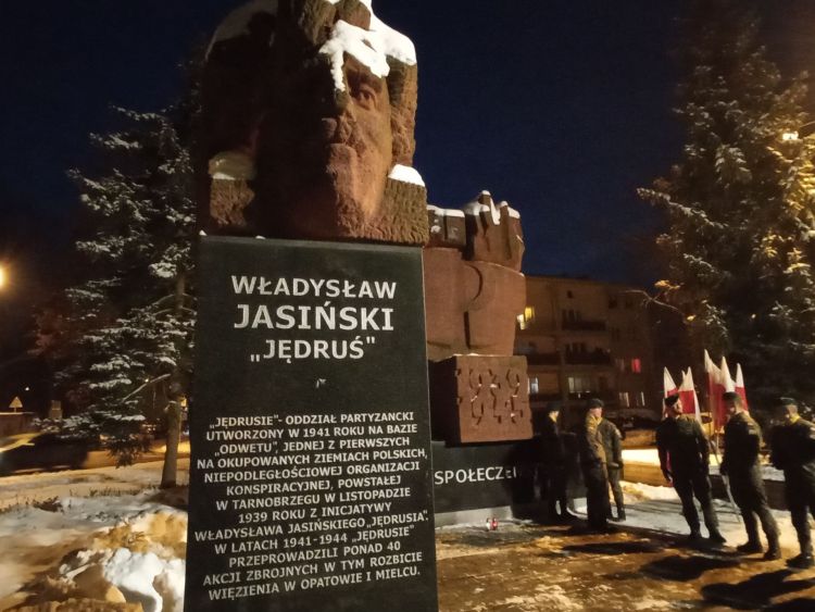 Tarnobrzeg uczcił pamięć Władysława Jasińskiego. 83. rocznica śmierci twórcy „Odwetu” 1 - Polskie Radio Rzeszów Tarnobrzeg uczcił pamięć Władysława Jasińskiego. 83. rocznica śmierci twórcy „Odwetu”