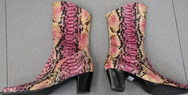 Nielegalny przewóz wyrobów ze skór chronionych gatunków. Trzy osoby usłyszały zarzuty - Polskie Radio Rzeszów