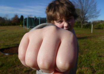 Jak przeciwdziałać przemocy wśród dzieci i&nbsp;młodzieży