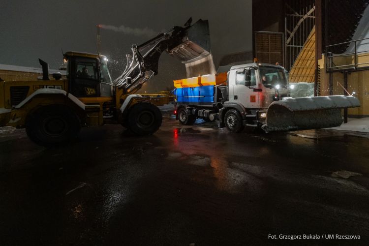 Samorządy liczą koszty zimowego utrzymania dróg. Opady i&nbsp;gołoledź podnoszą wydatki