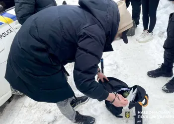 Podróżował z&nbsp;granatem bojowym w&nbsp;plecaku. Zatrzymała go&nbsp;policja