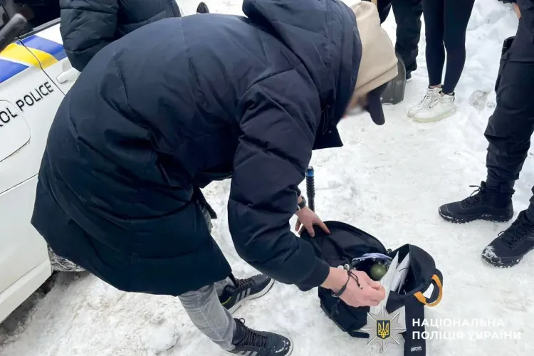 Podróżował z&nbsp;granatem bojowym w&nbsp;plecaku. Zatrzymała go&nbsp;policja