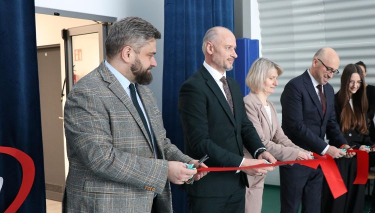 Nowoczesna hala sportowa przy SP nr&nbsp;12 w&nbsp;Dębicy już otwarta