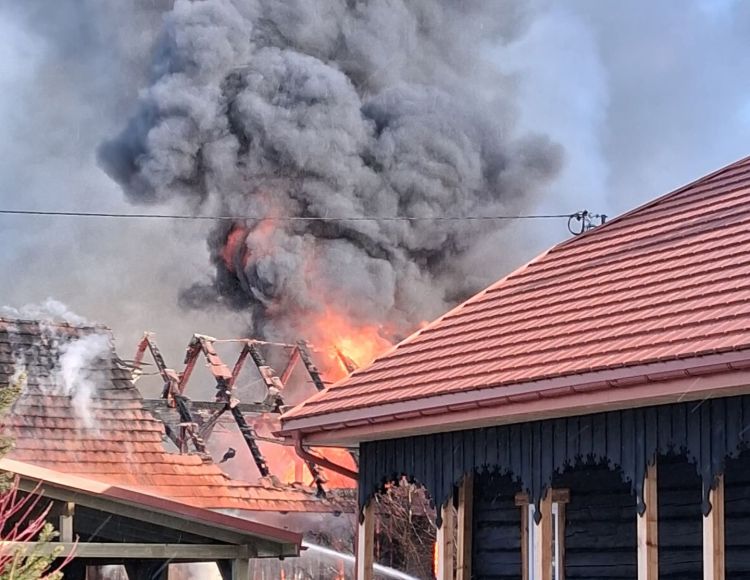 [AKTUALIZACJA, ZDJĘCIA, VIDEO] Zakończono akcję gaszenia pożaru na&nbsp;ulicy Strażackiej w&nbsp;Rzeszowie