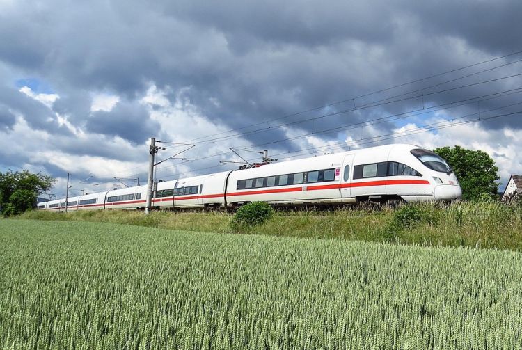 Zderzenie pociągów na&nbsp;południu Hiszpani, nie&nbsp;żyje co&nbsp;najmniej 39 osób