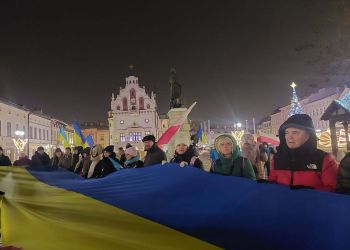 Dzień Jedności Ukrainy na&nbsp;Rynku w&nbsp;Rzeszowie. Symboliczny łańcuch solidarności z&nbsp;ojczyzną [ZDJĘCIA]