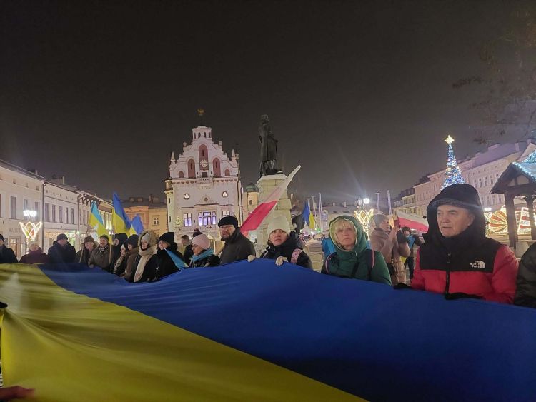 Dzień Jedności Ukrainy na&nbsp;Rynku w&nbsp;Rzeszowie. Symboliczny łańcuch solidarności z&nbsp;ojczyzną [ZDJĘCIA]