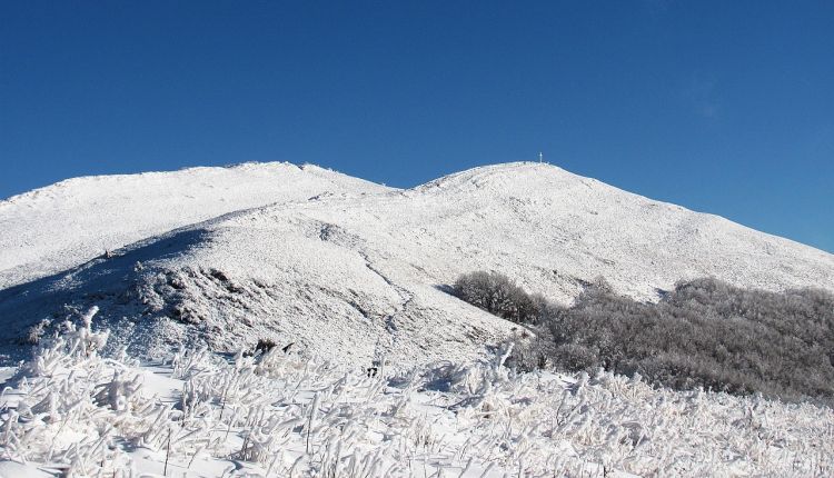 Zima w Bieszczadach: warunki sprzyjają spacerom, ale wymagają rozwagi 1 - Polskie Radio Rzeszów Bieszczady zimą: zmienne warunki, ratownicy apelują o ostrożność