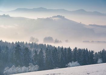 Mróz i&nbsp;śnieg w&nbsp;Bieszczadach. Trudne warunki na&nbsp;szlakach i&nbsp;ograniczona widoczność