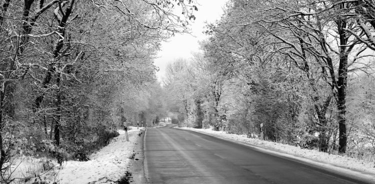 Podkarpackie drogi przejezdne. Służby apelują o&nbsp;ostrożność na&nbsp;śliskich odcinkach
