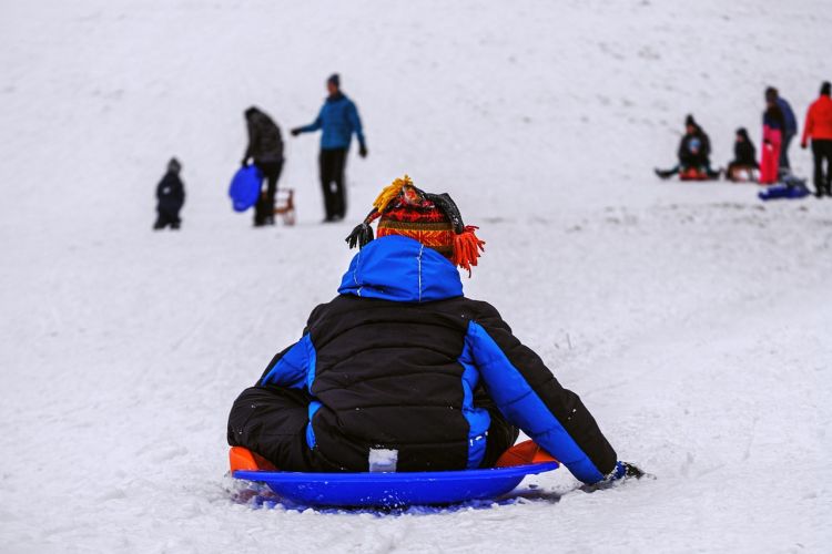 Zimowa zabawa zakończona tragedią. 10-latek ciężko ranny po&nbsp;zderzeniu z&nbsp;samochodem