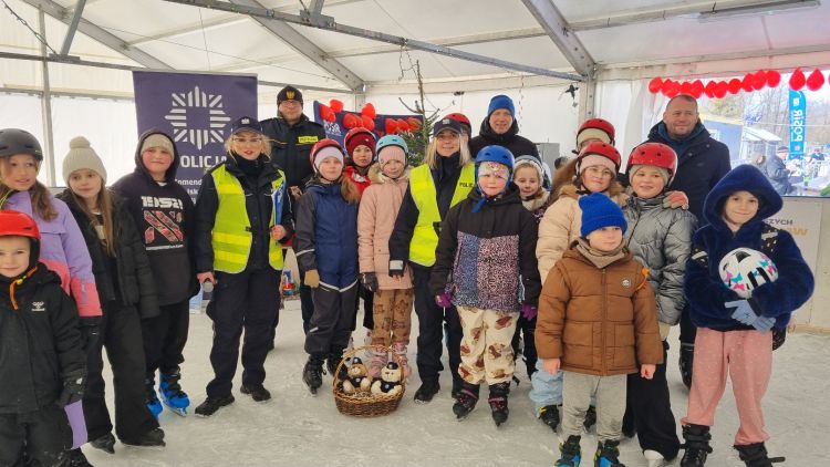 „Bezpieczne Ferie” w Przemyślu. Policja przypomina zasady na lodowisku i stoku 1 - Polskie Radio Rzeszów „Bezpieczne Ferie” w Przemyślu. Policja przypomina zasady na lodowisku i stoku