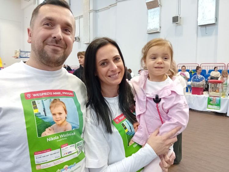 Przemyśl pomaga 3-letniej Nikoli z&nbsp;Małopolski. Charytatywna akcja „Artyści kontra Policjanci”