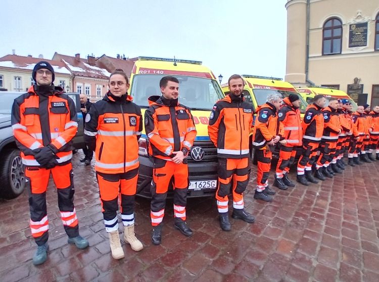 Nowoczesne ambulanse trafiły na&nbsp;Podkarpacie. Sześć karetek i&nbsp;pojazd operacyjny dla ratowników