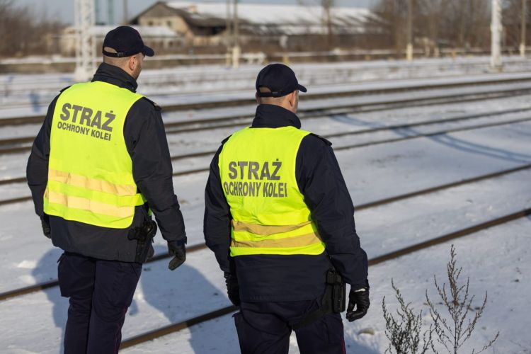 Straż Ochrony Kolei z&nbsp;Przeworska uratowała mężczyznę na&nbsp;torach. Szybka reakcja zapobiegła tragedii