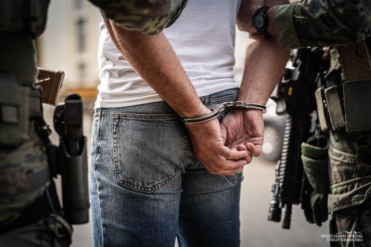 Poszukiwany za pomoc nielegalnym imigrantom zatrzymany w Krościenku 1 - Polskie Radio Rzeszów Poszukiwany za pomoc nielegalnym imigrantom zatrzymany w Krościenku