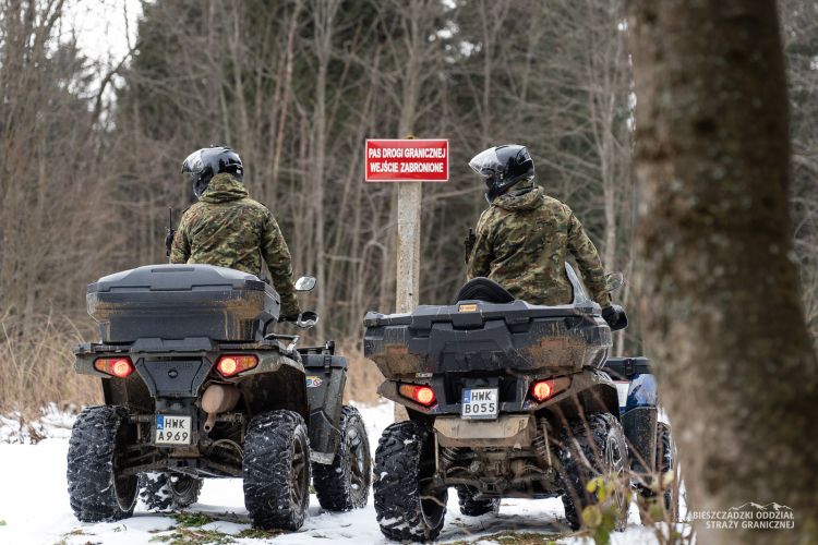 Nielegalne przekroczenie granicy w&nbsp;Bieszczadach. Dwóch obywateli Ukrainy wydalonych