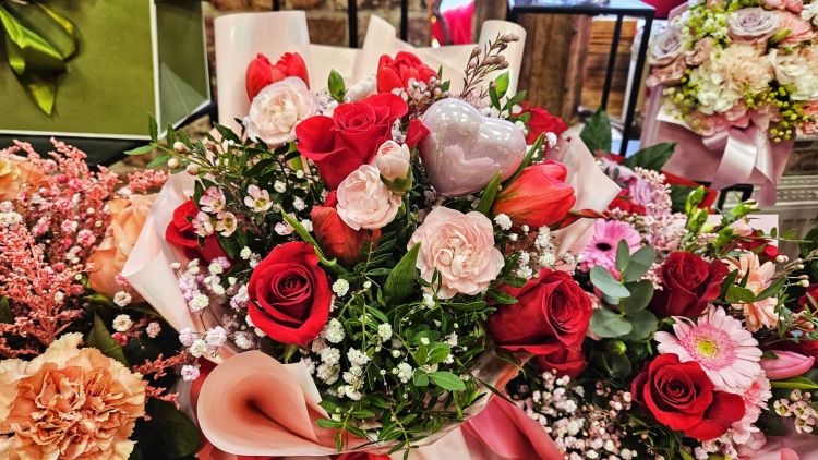 Wyznanie miłości, kolacja i&nbsp;kwiaty. Jak obchodzimy 14 lutego?