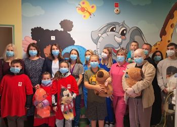 Pluszaki dla małych pacjentów. Akcja „Pluszak dla bohatera” w&nbsp;rzeszowskim szpitalu