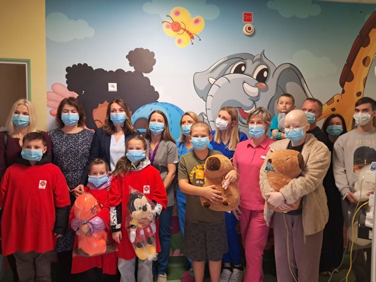 Pluszaki dla małych pacjentów. Akcja „Pluszak dla bohatera” w&nbsp;rzeszowskim szpitalu