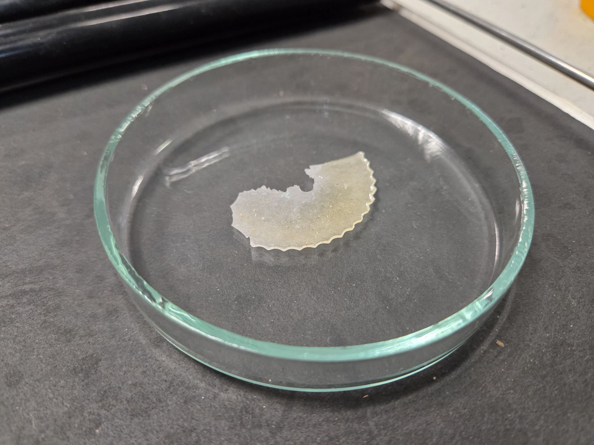 Samoregenerujące się powłoki z Politechniki Rzeszowskiej. Prof. Maciej Kisiel pracuje nad nowoczesnymi witrymerami epoksydowymi - Polskie Radio Rzeszów